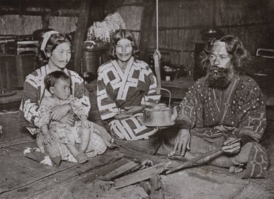 Ainu-Mann und Frauen zu Hause von Herbert Ponting