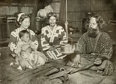 Ainu-Mann und -Frauen zu Hause, 1910 von Herbert Ponting