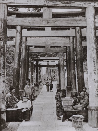 Eine Allee von Torii am Inari-Tempel von Herbert Ponting