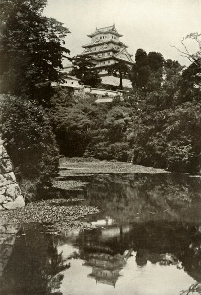 Eine alte feudale Burg vom Wassergraben aus, 1910 von Herbert Ponting