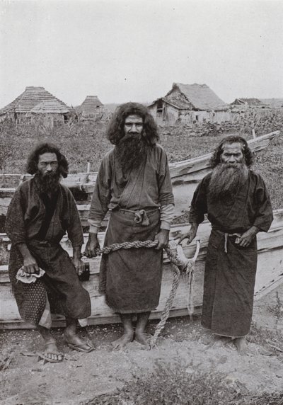 Happukonno, der Jäger (in der Mitte), und zwei Ainu-Fischer von Herbert Ponting