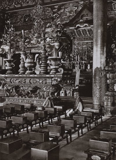 Innenraum eines buddhistischen Tempels von Herbert Ponting