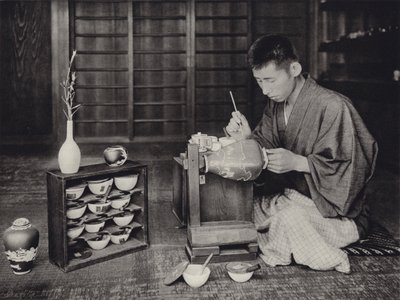 Japan in den 1920er Jahren: Porzellanmalerei von Herbert Ponting