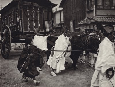 Japan in den 1920er Jahren: Shintoistische Beerdigung einer hochrangigen Person von Herbert Ponting