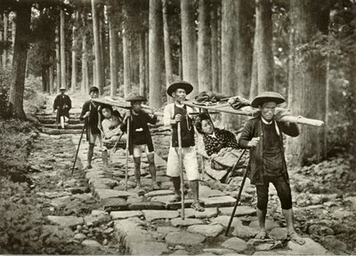 Japanische Damen auf dem Weg zu den Schreinen, Nikko, 1910 von Herbert Ponting