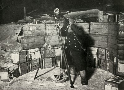 Leutnant Evans beobachtet eine Verfinsterung des Jupiter, 8. Juni 1911 von Herbert Ponting