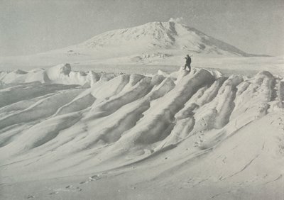 Mount Erebus über einem wassergeformten Eisberg, Oktober 1911, 1913 von Herbert Ponting