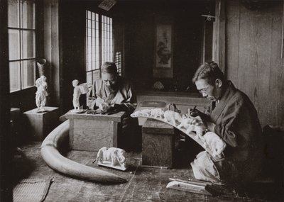 Die Elfenbeinschnitzer (s/w Foto) von Herbert Ponting
