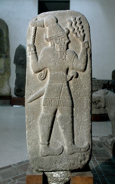 Hethitische Zivilisation: Basaltstele des Sturmgottes (9. Jahrhundert v. Chr.) Archäologisches Museum von Istanbul von Hittite