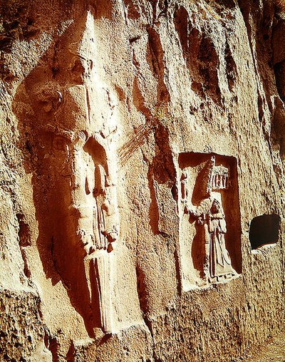 Der Schwertgott und Tudhaliya IV. umarmt von einem Gott von Hittite