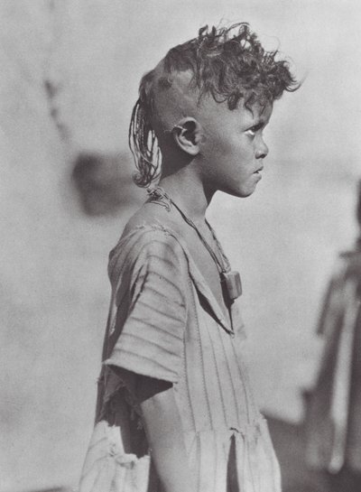 Afrika: Bisharin-Kind mit Amulett von Hugo Adolf Bernatzik