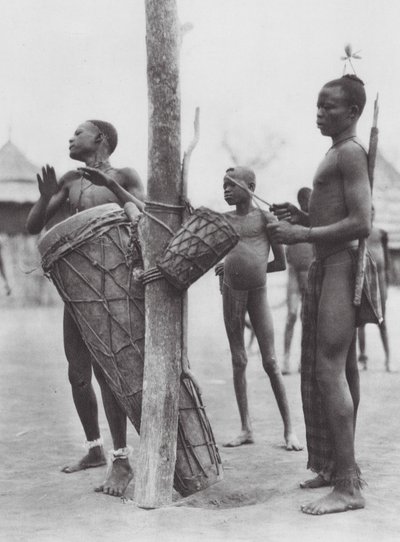 Afrika: Moru-Männer spielen Trommeln von Hugo Adolf Bernatzik