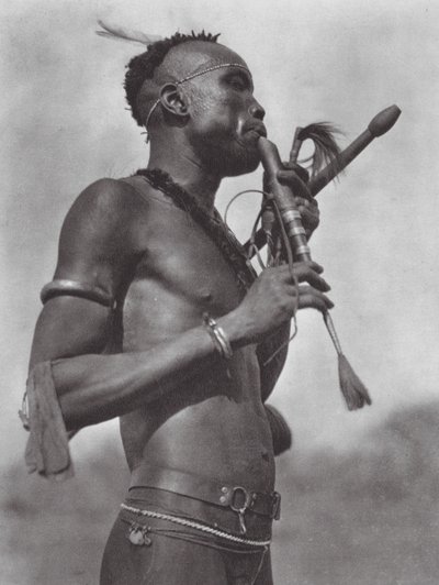 Afrika: Niambara-Flötenspieler von Hugo Adolf Bernatzik
