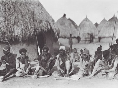 Afrika: Shilluk-Krieger reiben sich mit Holzasche ein von Hugo Adolf Bernatzik