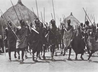 Afrika: Shilluk-Krieger stürmen das Grab eines Häuptlings von Hugo Adolf Bernatzik