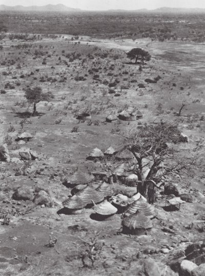 Afrika: Blick auf die Ebenen vom Mount Talodi von Hugo Adolf Bernatzik