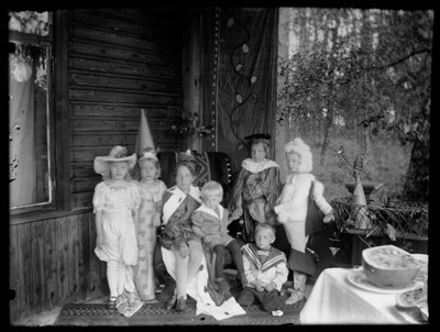 Kinder in Kostümen bei der Villa Andersin von Hugo Simberg