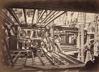 Arbeiter auf Trägern des Auditoriums, Neue Pariser Oper von Hyacinthe César Delmaet and Louis Émile Durandelle