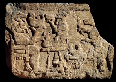 Iberische Kunst: Flachrelief, das eine mythologische Bankettszene darstellt, bei der ein Gott der Unterwelt zwei Köpfe mit offenem Mund vor einem Opferaltar hat. Um 500 v. Chr. aus dem Grab von Pozo Moro, Spanien. Madrid, Museo Arqueológico Nacional von Iberian