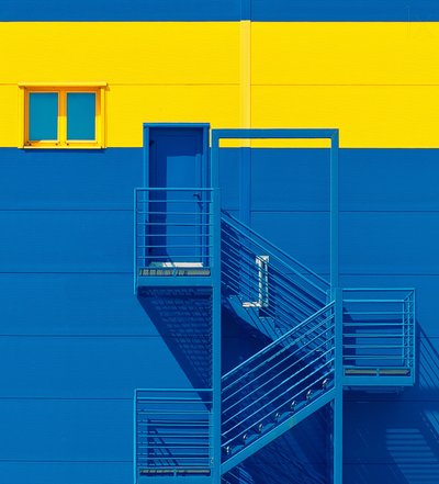 Kühne blau-gelbe Fassade von Igor Bakotic