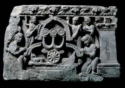 Kunst von Gandhara (oder Greco-Buddhismus): „Buddha im Gebet“ das Wunder von Sravasti. Relief der Gandhara-Schule - 2. bis 4. Jahrhundert - Indian Museum, Kalkutta, Indien von Indian School
