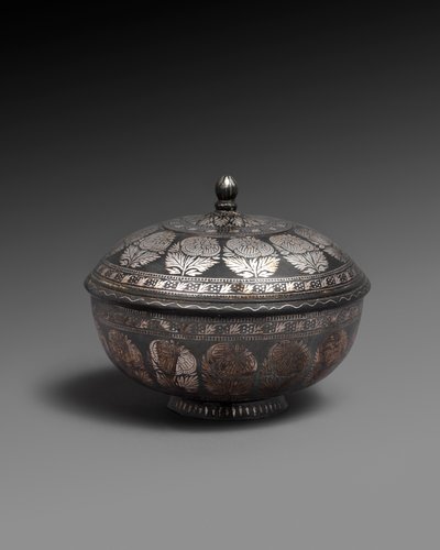 Schale und Deckel aus Metalllegierung mit Silber eingelegt, jeweils mit einem Band aus naturalistischen Blumen, 1700-1899 von Indian School