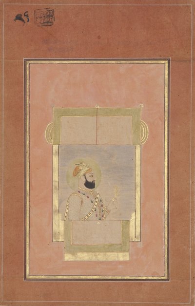 Farrukh Siyyar sitzt am Fenster und hält einen goldenen Sarpech von Indian School