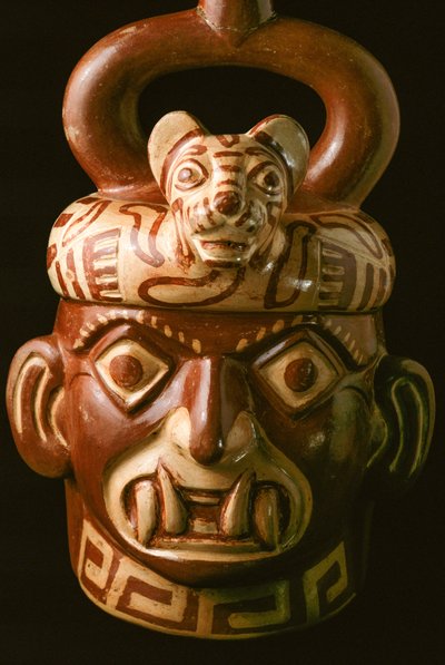 Ein Keramikartefakt mit einem gefangenen Mund, gefunden in El Brujo, einem abgelegenen Komplex von Pyramidenruinen der Moche - einer Kultur, die von etwa 100 bis 800 n. Chr. die Nordküste Perus beherrschte. Bei Ausgrabungen im Moche-Tal im Jahr 1899 war de von Ira Block