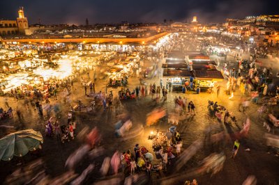Blick auf Jemaa el-Fnaa, den Marktplatz in der Medina von Marrakesch, 2014 (Foto) von Ira Block
