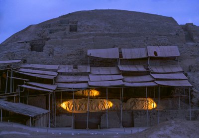Nachtszene in El Brujo, einem abgelegenen Komplex von Pyramidenruinen der Moche-Kultur, 2005 von Ira Block