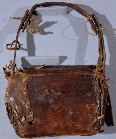 MS CCC 282 Das Corpus Christi Buchsäckchen oder Budget, von hinten betrachtet, irisch, c.1120-30 (Leder) von Irish School