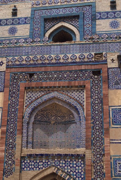 Fliesen am Eingangstor zum Mausoleum von Bibi Jawindi (gest. 1403), errichtet 1494 von Islamic School