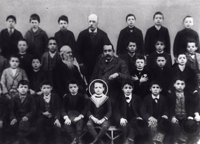 Benito Mussolini in der Grundschule - Ein Porträt von Benito Mussolini mit Klassenkameraden und einem Lehrer von Italian Photographer