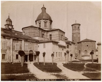 Kathedrale der Auferstehung unseres Herrn Jesus Christus, mit Taufkapelle rechts, Ravenna, Emilia-Romagna, Italien, Fotografie von Pietro Poppi, Bologna, ca. 1900 von Italian Photographer