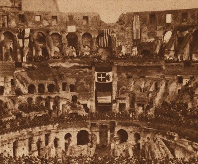 Gedenkfeiern ein Jahr nach dem Eintritt Amerikas in den Ersten Weltkrieg, im Kolosseum, Rom, Italien von Italian Photographer