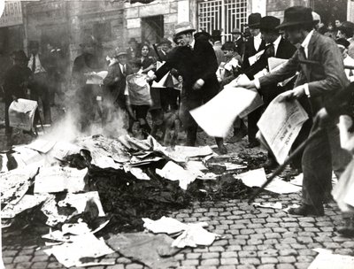 Faschistische Gruppe verbrennt sozialistische Zeitungen „Il Paese“ nach der Verwüstung des Belagerungsortes von Italian Photographer