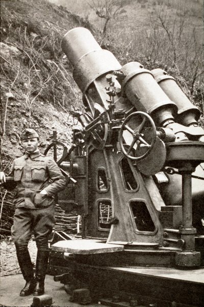 Erster Weltkrieg: Italienischer Soldat liegt in der Nähe eines Mörsers. 1917. Italien Fotografie von Italian Photographer