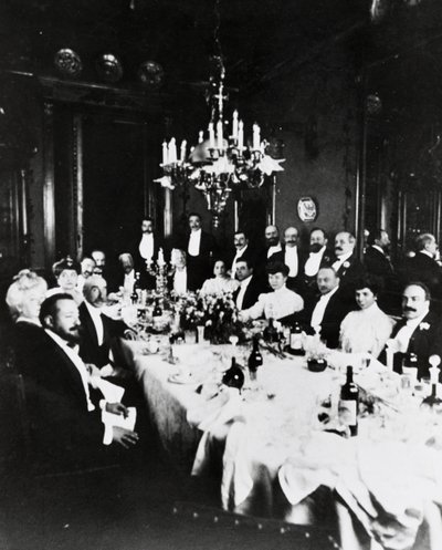 Mittagessen im Casa Sonzogno, unter den Gästen sind Francesco Cilea, Pietro Mascagni, Umberto Giordano, Carlo Romussi, Arturo Colautti, Amintore Galli und Edoardo Sonzogno zu erkennen, Mailand von Italian Photographer