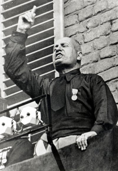 Mussolini in einem schwarzen Hemd von Italian Photographer
