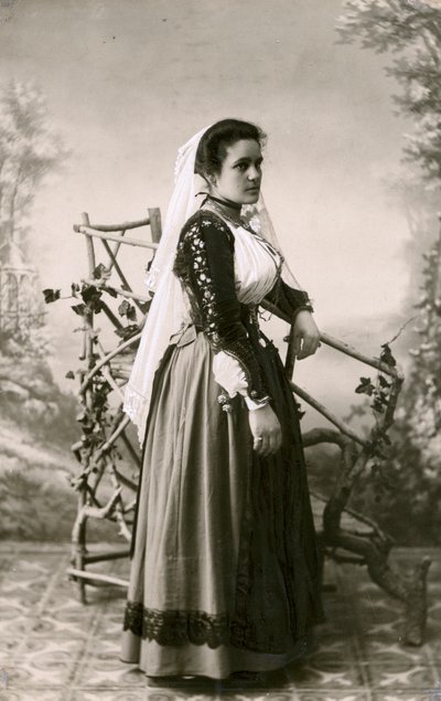 Frau in traditioneller Kleidung, Sardinien, Italien, ca. 1910 von Italian Photographer