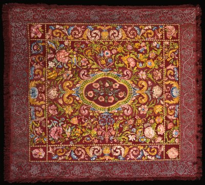 Ein italienischer Tischteppich, bestickt mit bunten Seidenfäden, mit einem zentralen Medaillon aus Rosen in einem Feld von Lilien und größeren Blumen von Italian School