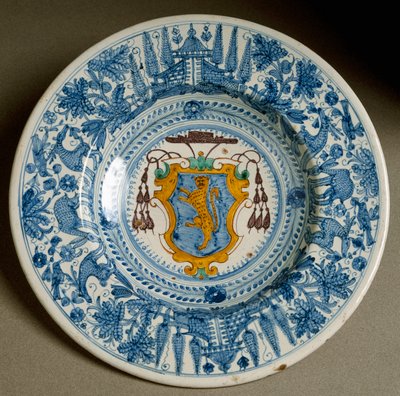 Kardinalswappen. Keramikplatte, hergestellt in Deruta, Italien. Um 1620. Florenz, Museo Nazionale del Bargello von Italian School