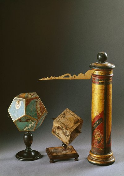 Verschiedene Arten von Holzsonnenuhren: rechte zylindrische Uhr für Francesco I de Medici (1541-1587); die anderen beiden sind polyedrisch. 16. Jahrhundert Florenz, Istituto e Museo di Storia delle Scienze von Italian School