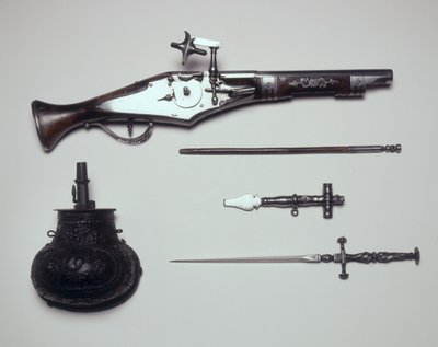 Gruppe von Waffen: Radschlosspistole, Wickelschlüssel, Pulverflasche und Stilett von Italian School