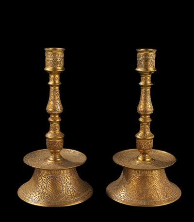 Paar Kerzenhalter aus gegossenem Bronze mit Silberüberzug, jeweils mit einem Wappen, früher genannt "Belegno von Venedig", und einem leeren Schild, 1800-99 von Italian School
