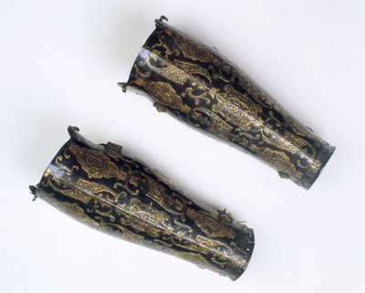 Paar Schienbeinschützer aus der Rüstkammer von Erzherzog Albrecht (1559-1621), Gouverneur der Niederlande, ca. 1598 von Italian School