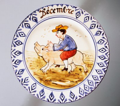 Teller mit Monatsdarstellung, Dezember, Steingut, Nove di Bassano, Venetien, Italien, 20. Jahrhundert von Italian School