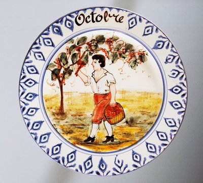 Teller mit Monatsdarstellung, Oktober, Steingut, Nove di Bassano, Venetien, Italien, 20. Jahrhundert von Italian School