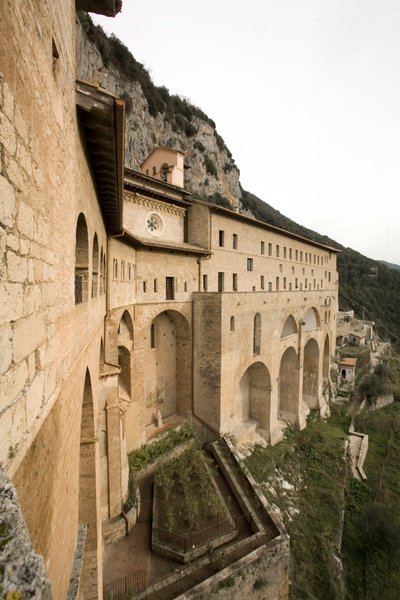 Ansicht des Klosters St. Benedetto (Sacro Speco) aus dem 12. Jahrhundert, Subiaco (Rom), Italien von Italian School