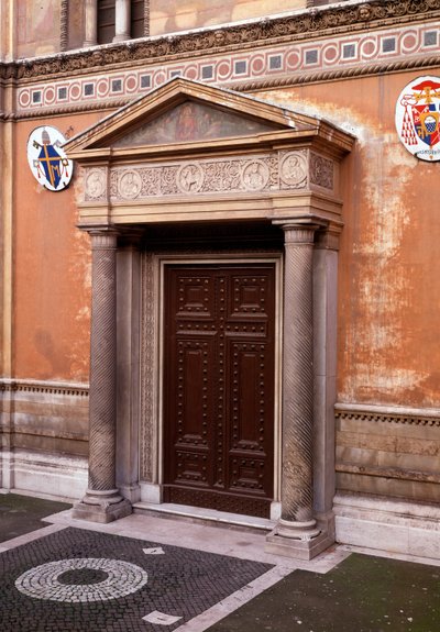 Ansicht der Vorhalle mit einem Marmorfries, der (von links nach rechts) Pastore (der erste Kirchenbesitzer), Pudenziana, Prassede und ihren Vater Pudens zeigt, in der Mitte das mystische Lamm von Italian School
